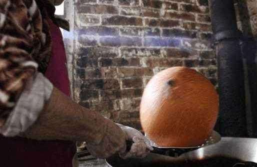 老奶奶街头卖小吃1毛钱1串,75岁老奶奶路边卖这种小吃