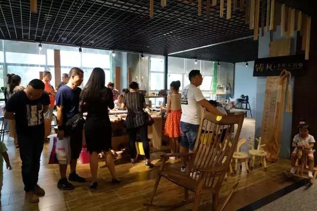 鑸屽皷涓婄殑鍗楅棬,鑸屽皷涓婄殑鍗楅棬缇庨鍥㈣喘