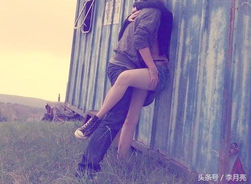 已婚男上司含情脉脉的看着你,心理学已婚男上司喜欢你的迹象