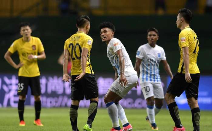 中超赛场爆发大规模冲突,中超赛场大规模冲突场面