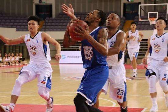 中国nbl篮球打架场面,nba中国篮球比赛打架事件