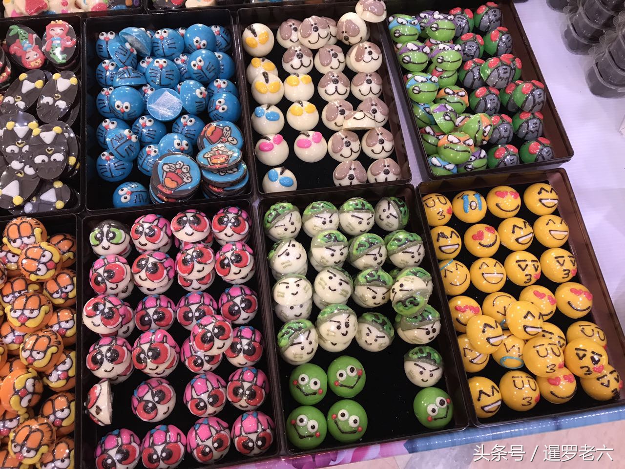 泰国的卡通彩色巧克力真可爱！两元一块，阿童木、神奇女侠全有！