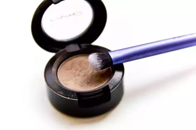 用清洁工具洗化妆刷,比马桶都脏的化妆刷到底怎么洗