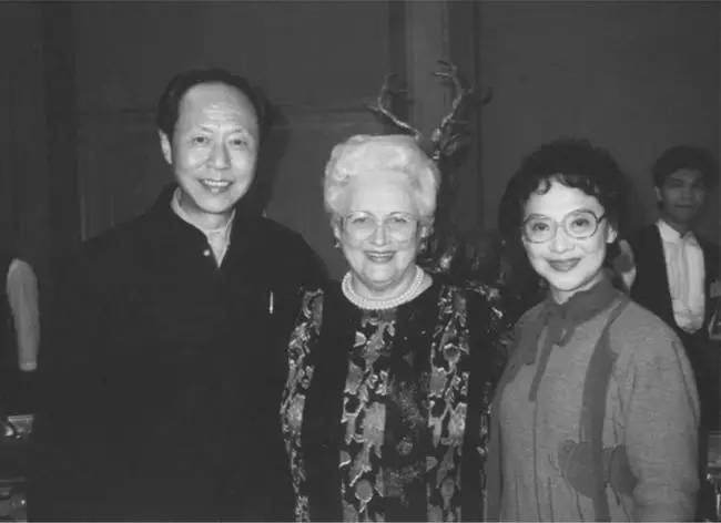 她是绝代美人,从影40余年演绎50多个形象,一生却只爱一个人