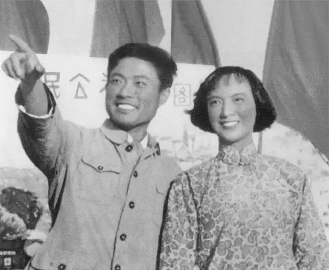 她是绝代美人,从影40余年演绎50多个形象,一生却只爱一个人