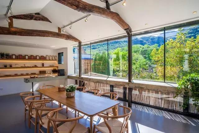 “麻麻,那是什么花?”“麻麻花呀!”