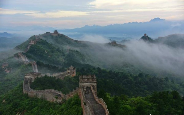 自带仙气效果，如临仙境奇缘，你见过这么高颜值的万里长城吗？