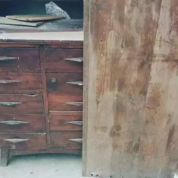 90后帅哥花3000元爆改出租屋后，又买了个破院子