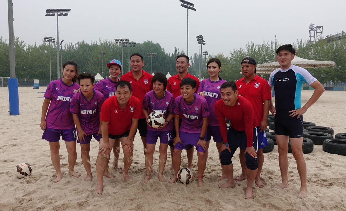 “汪星人”助阵海洋沙滩嘉年华沙足性别大战上演