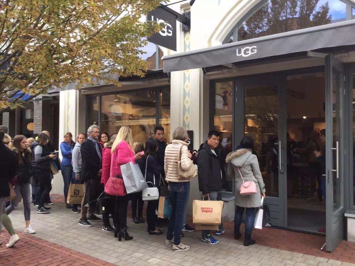 除了啤酒足球汽车，这里还有*情纵**的购物体验