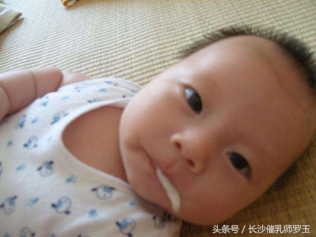 宝宝喝奶总是吐奶怎么办,一个月宝宝频繁溢奶吐奶怎么办