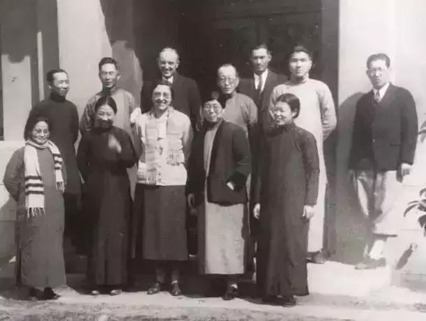 这位金发碧眼的菩萨,以一人之力,从人间炼狱救下数万妇孺