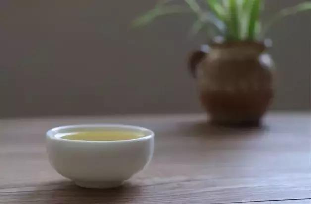 喝茶的隐形寓意,喝茶时茶叶进嘴里是什么感觉