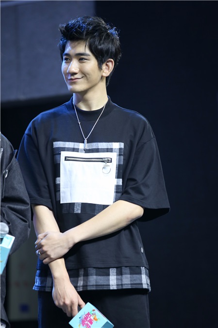 武艺郑恺,郑恺吴昕遇见足球视频