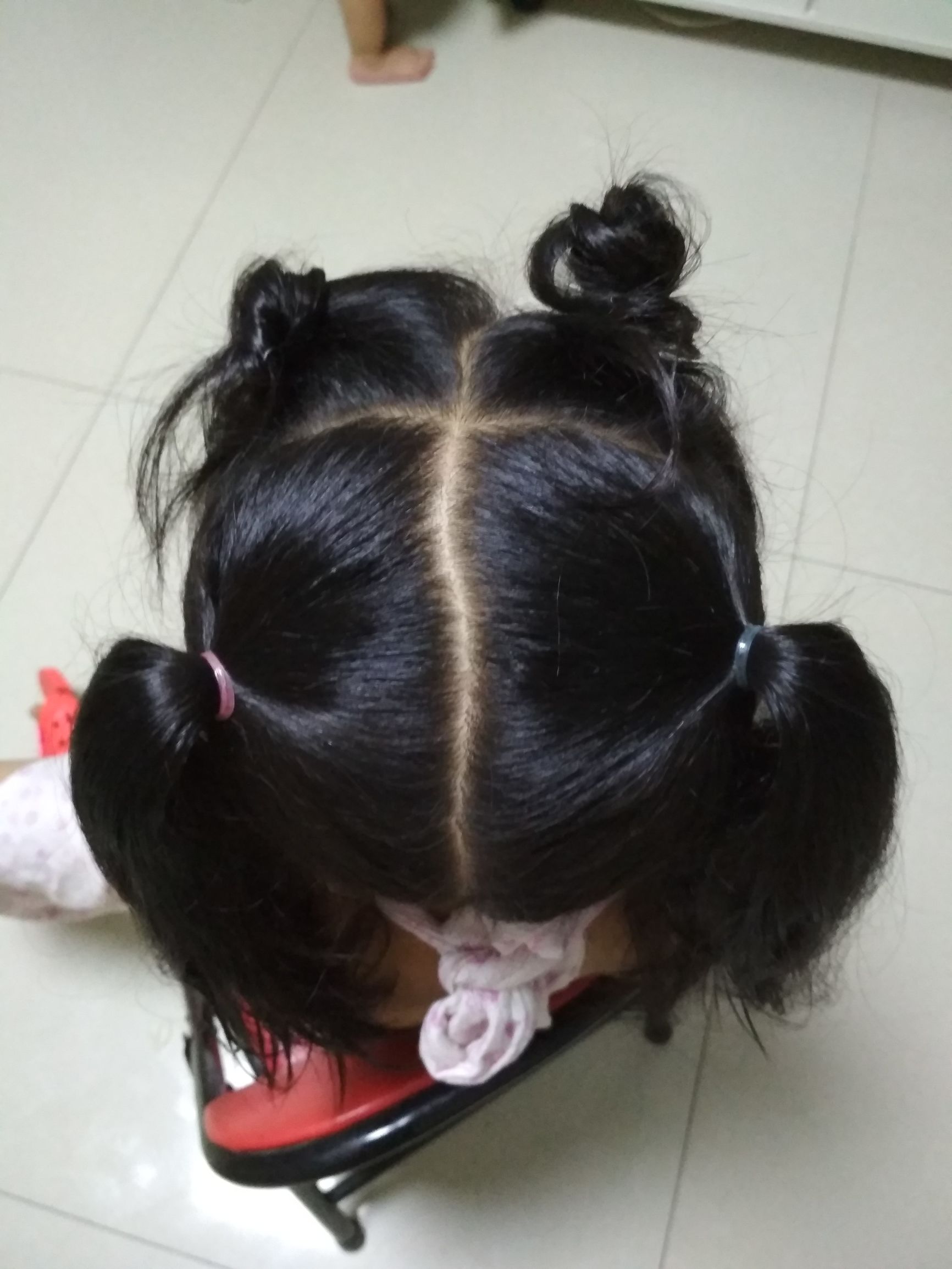 有刘海的宝宝适合编什么发型,小孩高额头刘海怎么扎起来好看