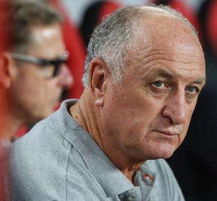 大方！保利尼奥走前把奔驰车送司机，1品质远比球技重要