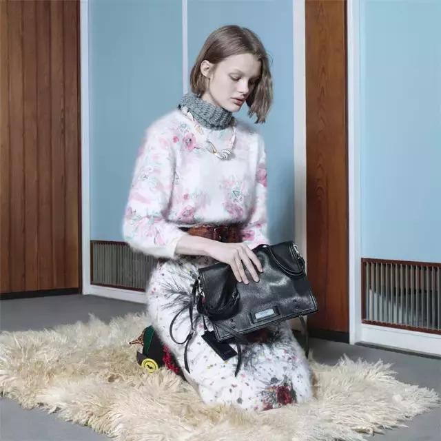 prada春夏信封包,prada三合一包包七夕