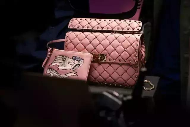 prada春夏信封包,prada三合一包包七夕