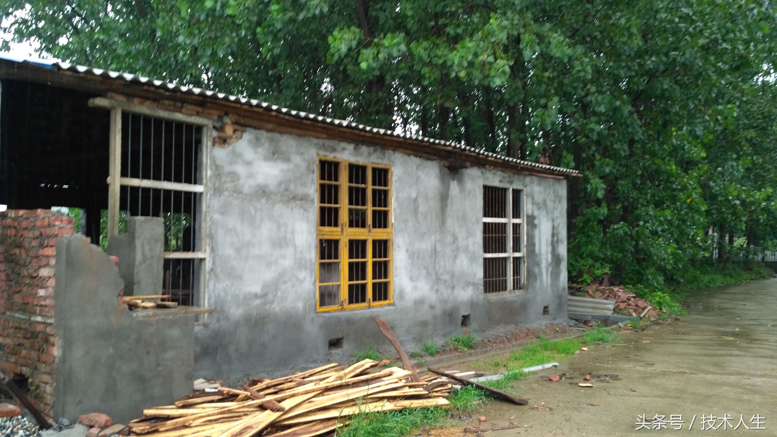 修电视把其他地方修坏了,修电视的坑