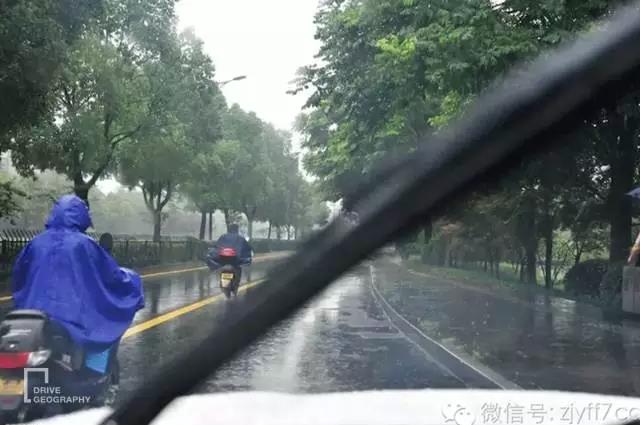 她单枪匹马从杭州出发,开着开着到了非洲腹地