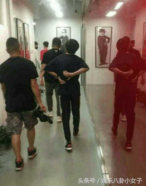 易烊千玺三小只演唱会同台跳舞,三小只易烊千玺现状