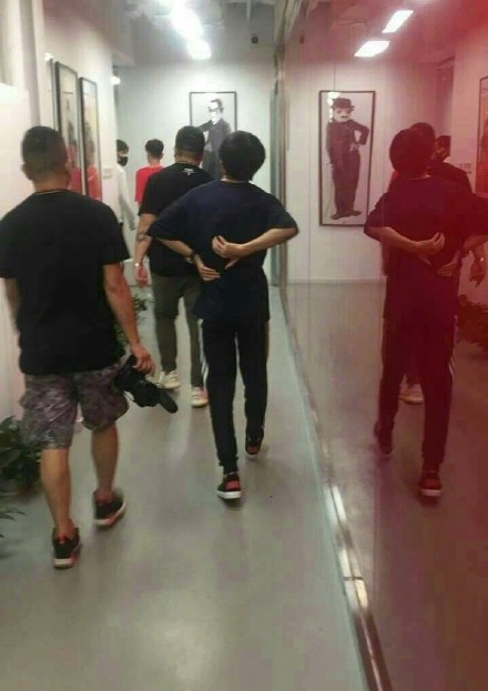 易烊千玺支援腰伤,易烊千玺带着腰伤在舞台上