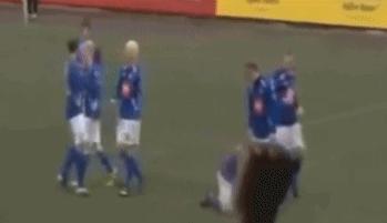 足球打耳光的庆祝动作,足球场上庆祝宝宝出生的动作