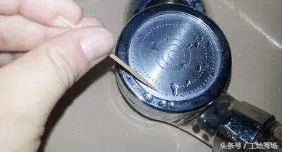 顶部花洒有水垢堵塞怎么打开清洗,家里面洗澡的花洒老是堵塞怎么办