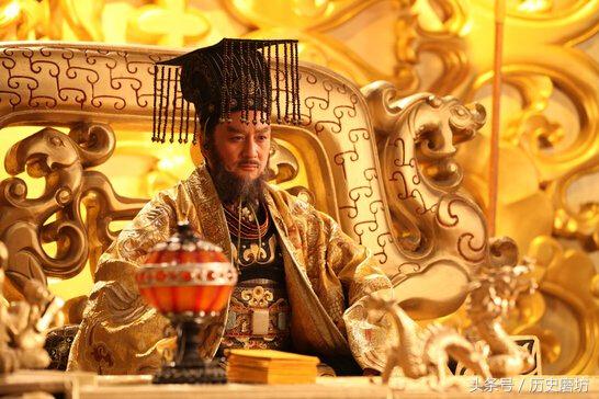 官员宣旨没说话又返回拜见皇上:我把内容忘了!皇上大笑大加称赞