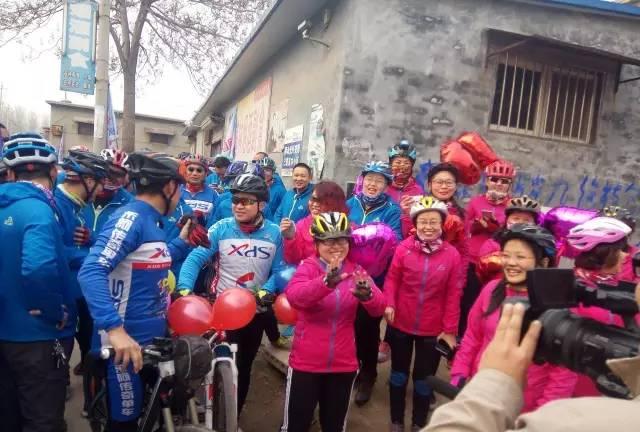 东阿小伙结婚,淮南小伙骑自行车接亲