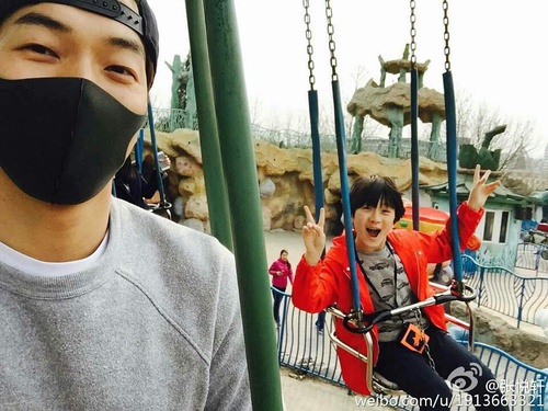 张亮天天抱猫照,张亮一家四口旅游视频