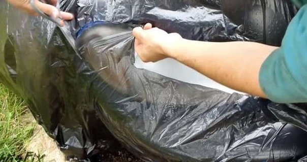 他拿出砂纸把雾化的车灯来回的擦,接下来神奇的事情发生了!