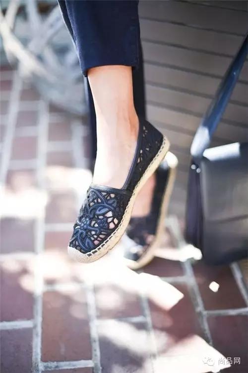 平底鞋攻陷时尚圈，姑娘们早已放弃恨天高