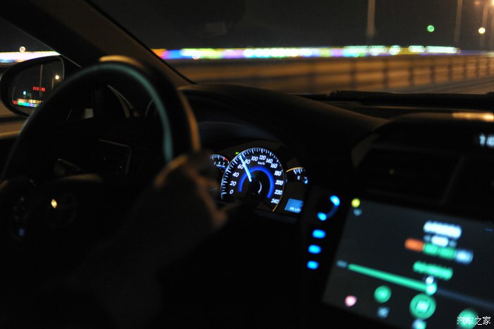 2015年凯美瑞2.5顶配旗舰版,空间大省油15万轿车