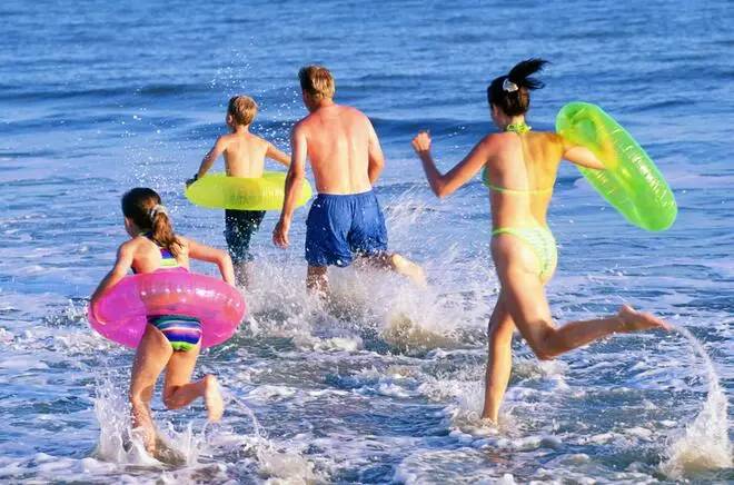 夜读|12岁花季少女夏令营学习游泳，尸体被发现时已烧得面目全非