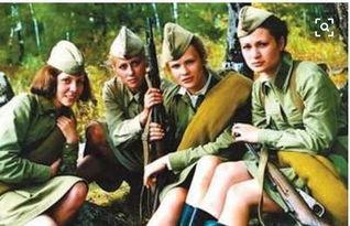 苏联女兵为何要穿裙子上战场,苏联女兵作战