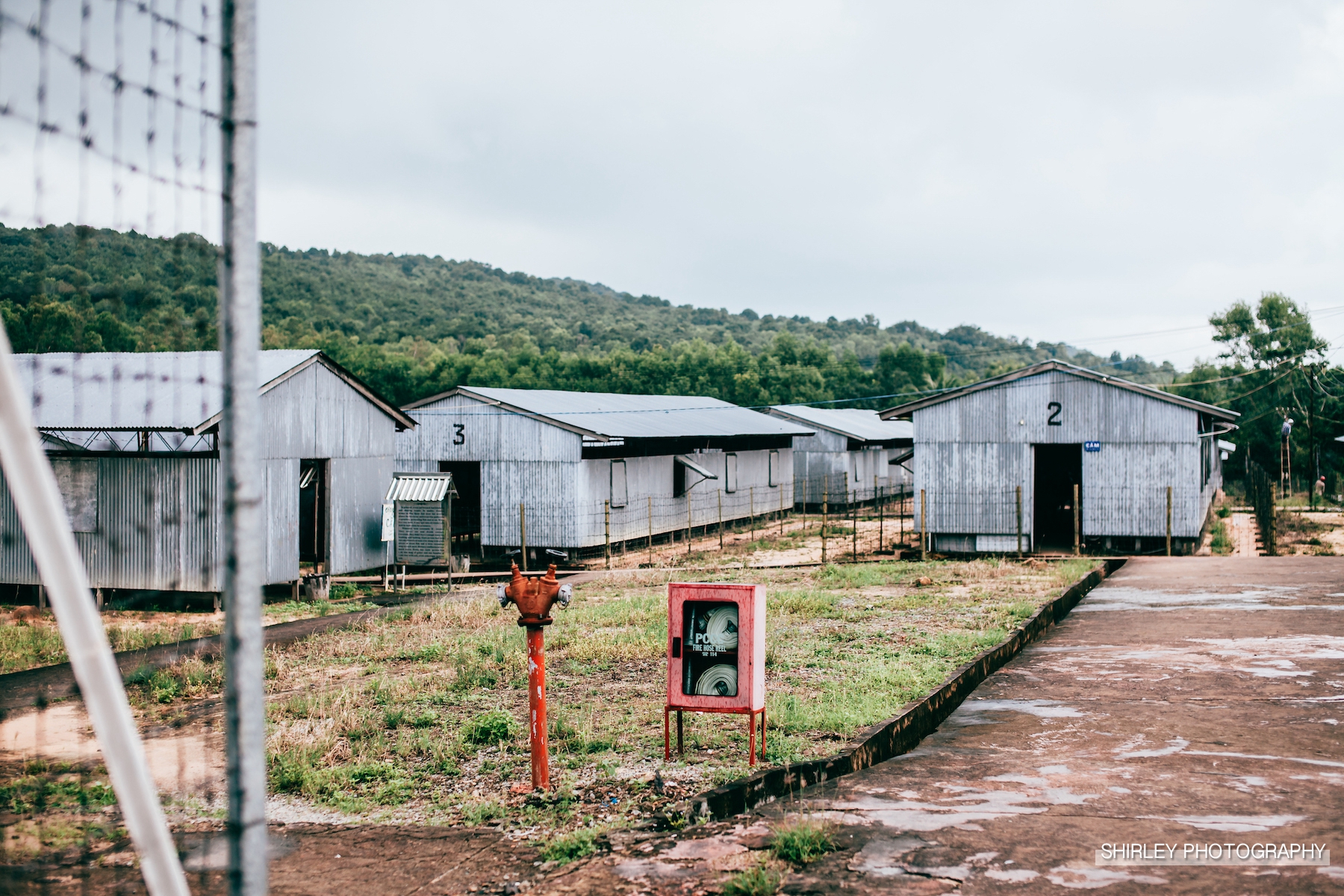 实拍曾经的越南战俘监狱，那的战俘曾遭到电击、水淹、虎笼虐待
