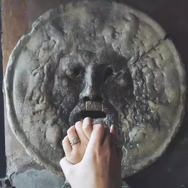 他的朋友圈里都是她,你的朋友圈全是她的照片