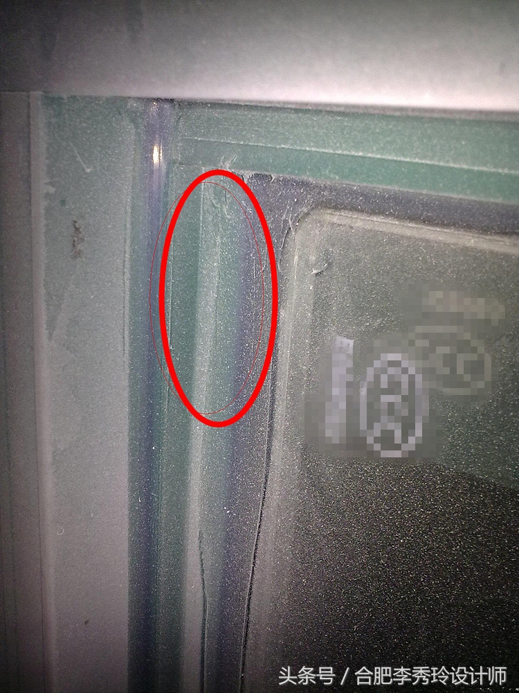 17楼阳台窗户突然掉落，全怪装修队少装这小零件！赶紧回家检查