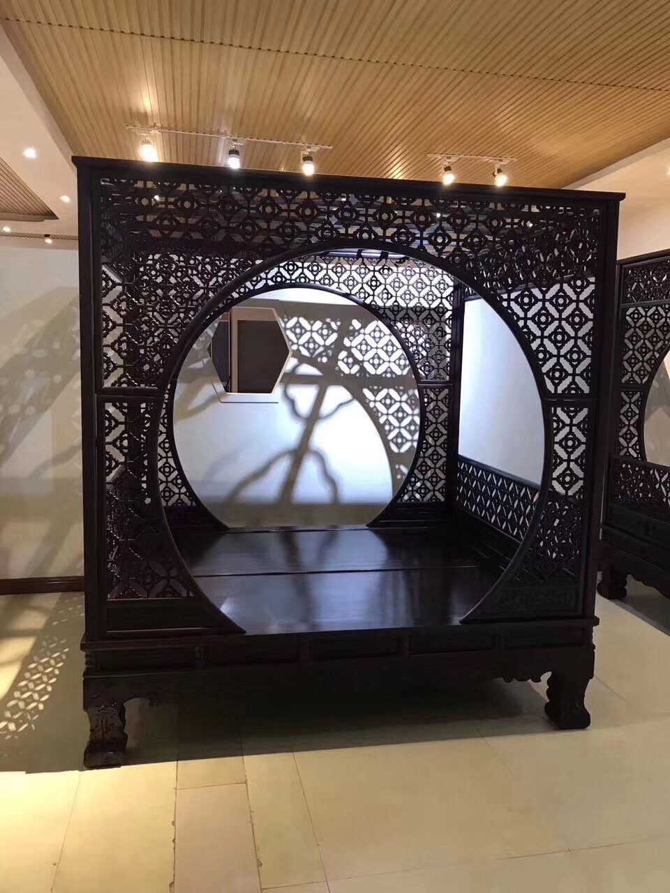 它往那里一摆，就是一首古典中透着高洁的诗！——血檀梅花架子床