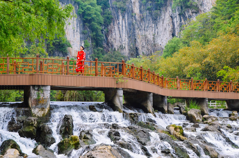 坐船水上漂,坐船漂在海面上