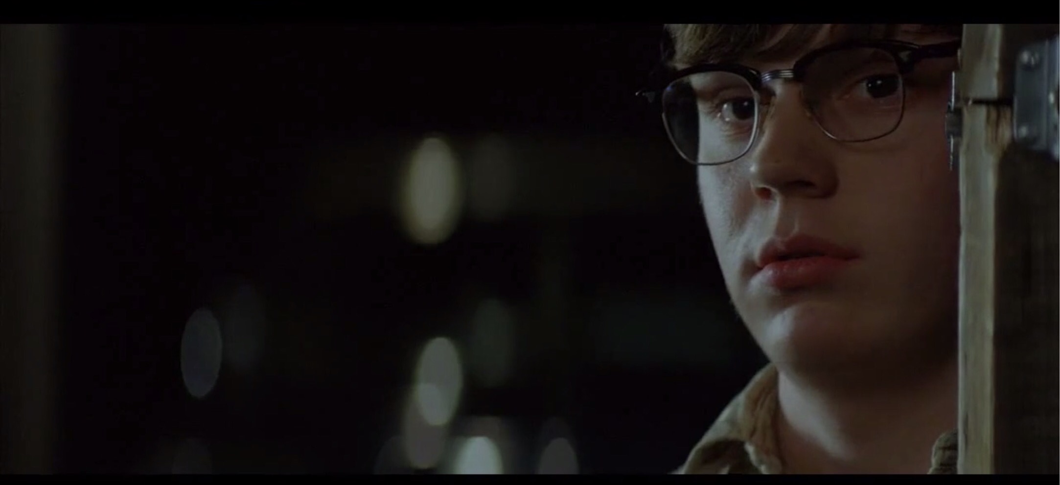 人性的丑恶在此刻一览无遗,人性是扭曲的不忍直视的