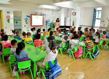 宝宝幼儿园放学回来后尿不出尿，父母知道真相后崩溃了