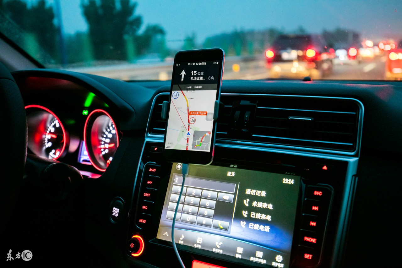 每当将手机插入汽车时，如何停止自动*放播**的同一首歌曲