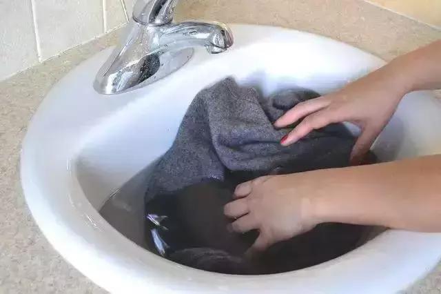 夏季衣服缩水了怎么让它变回原形,羊毛衣服机洗缩水了怎么恢复原样