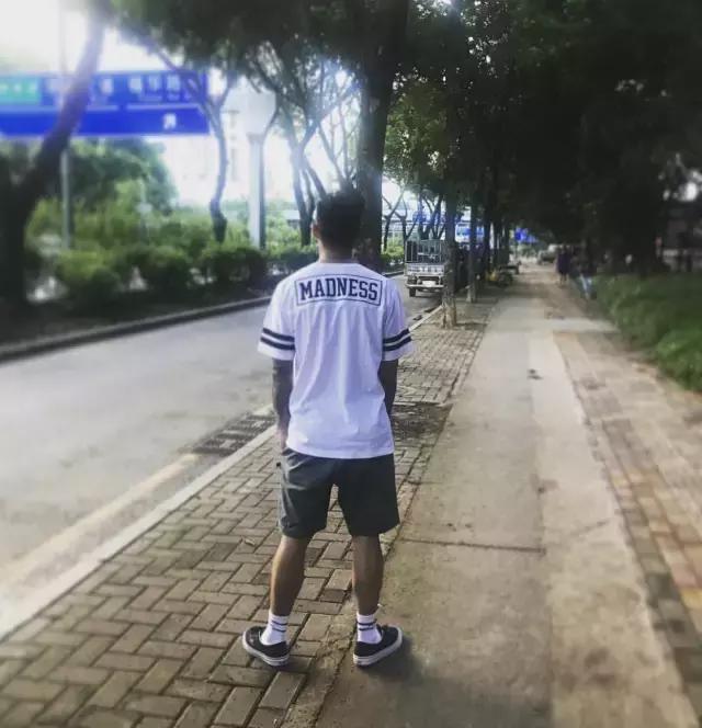 女生最不喜欢男生穿的裤子,女生更喜欢男生怎么穿