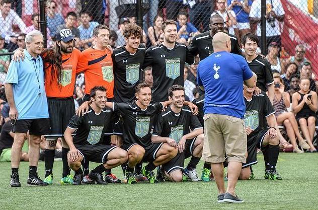 NBA球星爱足球：詹皇利物浦小老板，科比秀颠球征服巴萨球员！