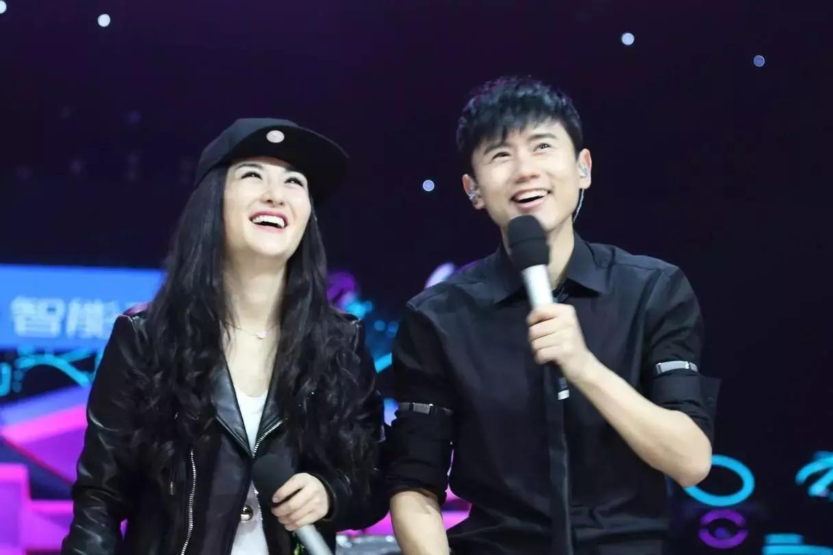 终于知道娱乐圈哪对CP爱撒狗粮了，隔着屏幕都闻到恋爱的酸臭味