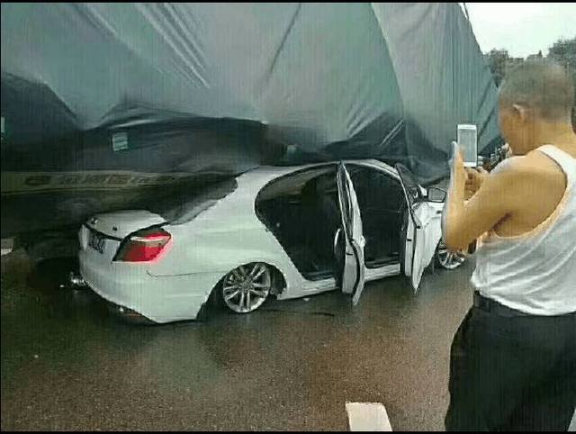 吉利帝豪车头撞扁图片,吉利帝豪正面撞大货车视频