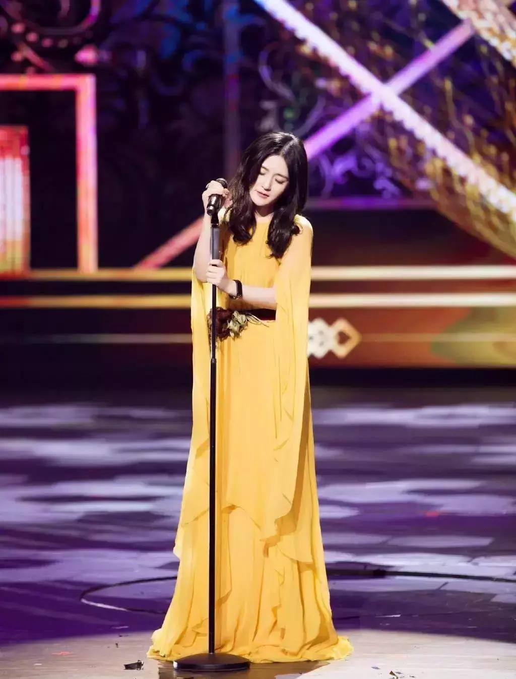 终于知道娱乐圈哪对CP爱撒狗粮了，隔着屏幕都闻到恋爱的酸臭味